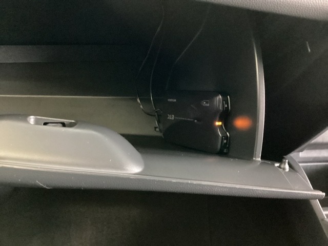 グローブBOX内のカードの取り出しもしやすい場所にETCがついています。高速道路の料金所の通過もラクラクです！。