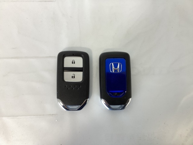 スマートキーを装備しています。鍵を差し込むことなくドアロックの開け閉めと、スタートボタン操作でのエンジンスタートができます。スペアキーも同じものを用意しております。