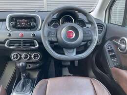 手になじみやすいステアリングで左右の機能でナビに触らず、音量調整や切り替えができるので、走行中にとても便利です！