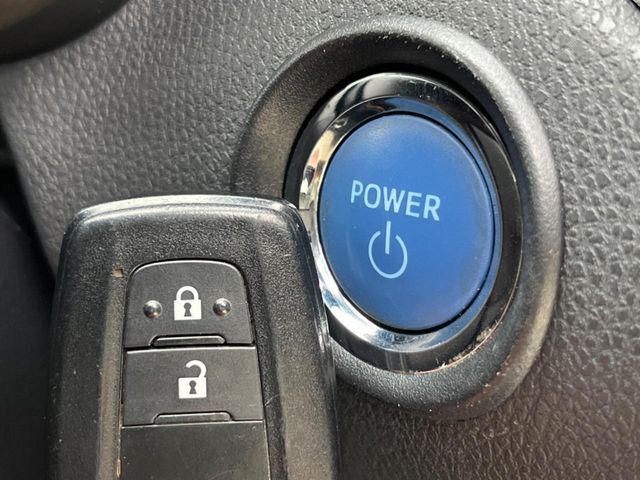 【スマートキー】カバンやポケットに入れたままでもドアの施錠・解錠が可能なスマートキーを装備。エンジンのオン・オフ時もカギを取り出す必要が無いからとっても便利です♪