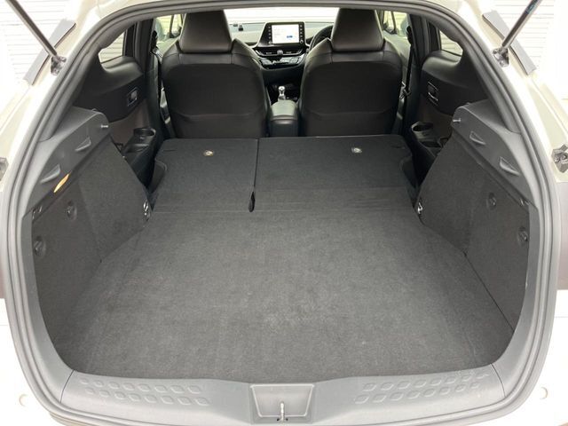 後席を格納すると、これだけの広さが！シーンに合わせたシートアレンジで、大きな荷物も積むことが出来ます♪