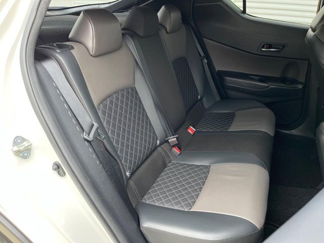 広々とした2列目シートは居住性が高く、居心地も快適！友達や家族とのお出かけにぴったりです。ベビーシートやチャイルドシート使用時も快適にお過ごしいただける十分な空間を確保しています。