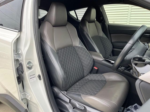 【ハーフレザーシート】高級感と座り心地を両立した人気のシート♪背面・座面のファブリック素材は、通気性の良さや滑りにくさに優れています。気温や服装に左右されず快適にお乗りいただけます。