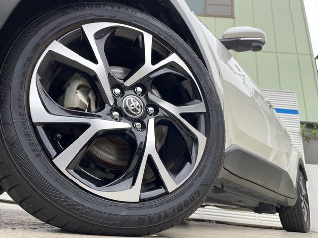 【純正18インチアルミホイール】外観にマッチした純正アルミホイールを装着しております。各種社外アルミホイールや、スタッドレスタイヤも取扱いしております。是非ご相談ください♪