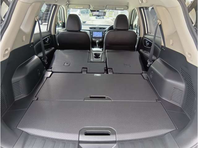 後席シートバックを前に倒せば、広い空間ができます！大きな荷物も積めますね！