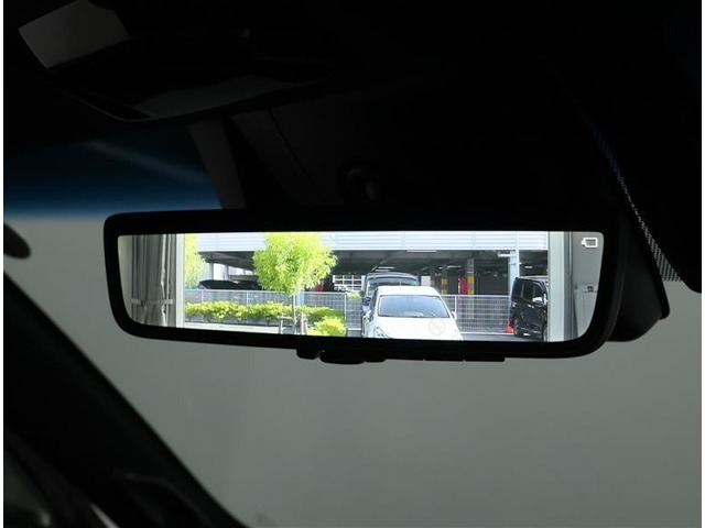 デジタルインナーミラー装備！車両後方のカメラの映像をデジタル補正で視認性を向上させてインナーミラー内に表示します♪視界を遮るものがなく、後席に同乗者がいても後方を確認しやすく安心です♪