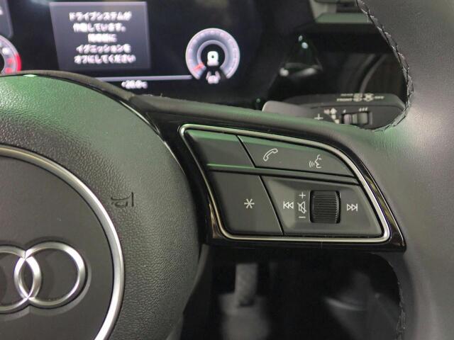 専用テスター、専用ツールによる細かな診断。各モデルの情報がインプットされた専用テスターを用いて、モデル毎や部位毎に専用スペシャルツールを使用し整備します。