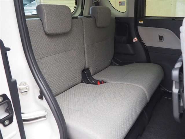 大人もゆったり乗れるセカンドシート乗車定員4名