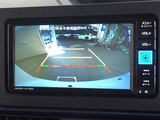 バックモニターもついておりますので、駐車時も安心です。