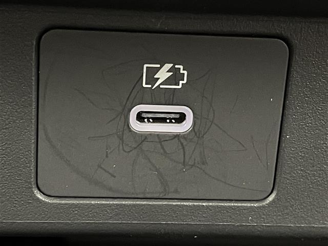 【アクセサリーソケット（電源ソケット）】電源からケーブルをつなげば、スマートフォンなどの電子機器の充電などを行うことができます！ゲーム機器や、カメラの充電にも便利ですね。