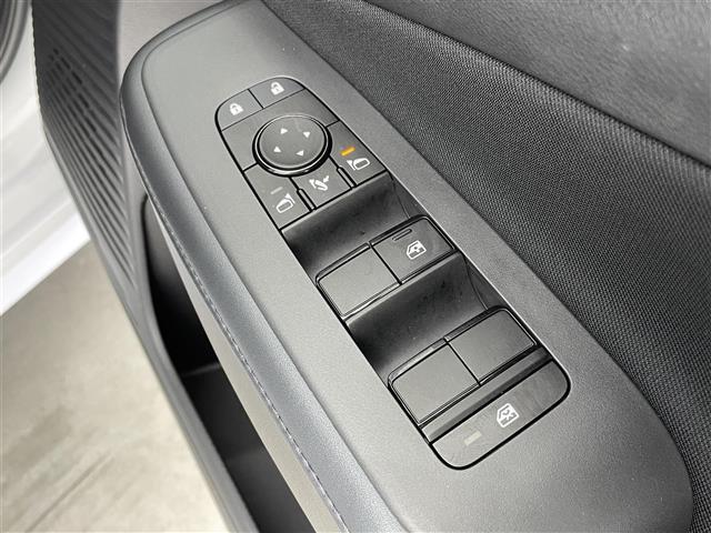 【パワーウインドウ】運転席のスイッチで、各席の窓ガラスの開閉ができます！あると便利ですよね！