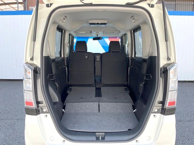 普段のお買い物や通勤、送迎等に十分な荷室スペースを確保しております。セカンドシートを倒すと、大きな荷物の積載も可能です♪