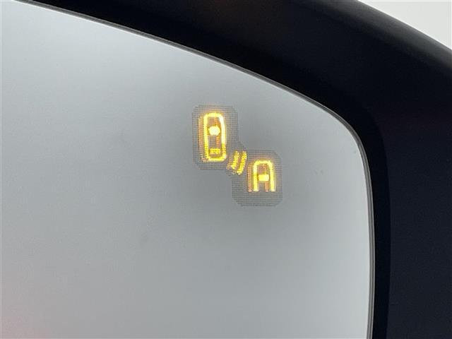 【BSM（ブラインドスポットモニター）】隣車線上の側方および後方から接近する車両を検知すると、検知した側のドアミラーが点灯。その状態でウインカーを出すと、インジケーターの点滅と警報音で警告します。