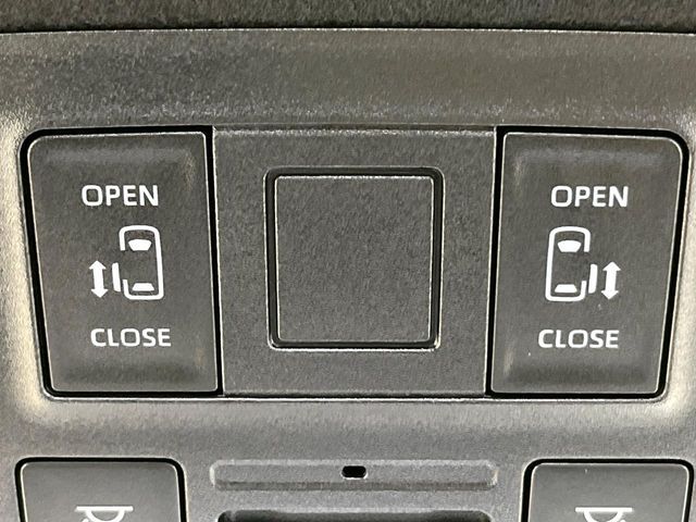 【両側パワースライドドア】スマートキーや運転席のスイッチで後席両側スライドドアの開閉が可能♪電動だから力を入れてドアを開ける必要が無く、小さなお子様でも簡単に開け閉めでき快適です♪