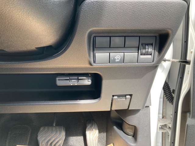 運転席右側には各種スイッチがあります！