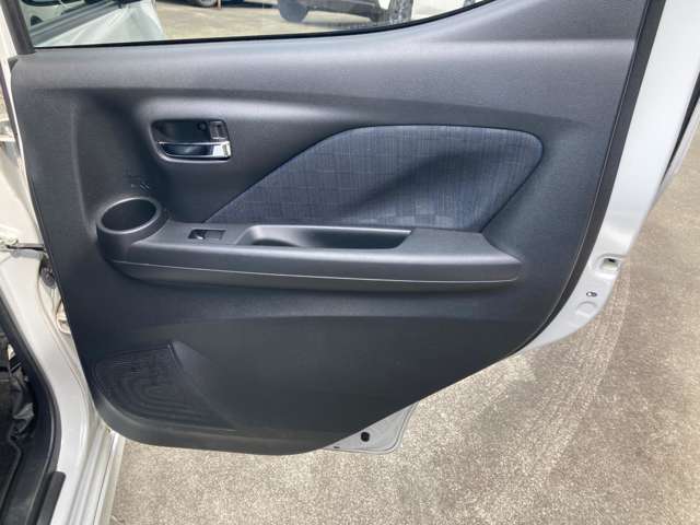 後席内張も綺麗です。