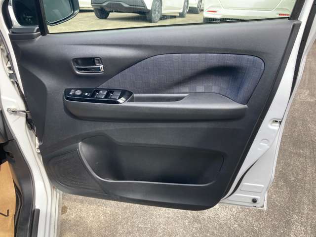 乗り降りで多く使用する運転席ドアですが、目立った傷や汚れもなく綺麗です！
