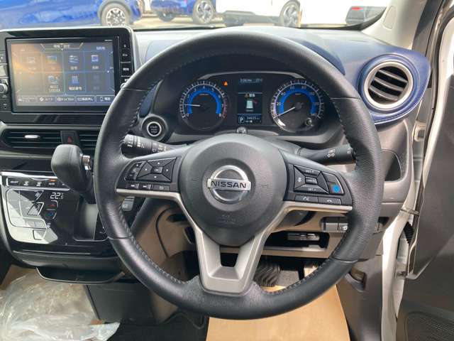 ハンドルには各種スイッチがありますが、運転中でも操作がしやすくなっております。