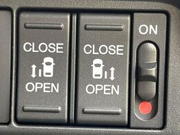 【両側パワースライドドア】スマートキーや運転席のスイッチで後席両側スライドドアの開閉が可能♪電動だから力を入れてドアを開ける必要が無く、小さなお子様でも簡単に開け閉めでき快適です♪