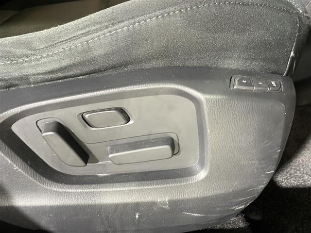 【運転席】座り心地が良いシートなので長時間の運転でも快適にお過ごしいただけます。新品のフロアマットのご注文も可能です。掲載箇所以外にご希望の写真がございましたらお気軽にお問い合わせ下さい。