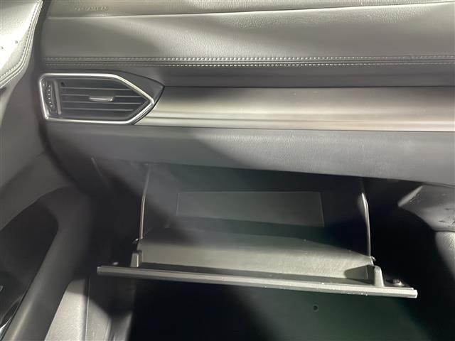 【グローブボックス】車検証ケースや、日頃使う小物類の収納に便利ですね！