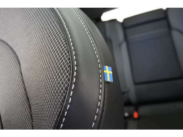 個性的なステッチ入りの本革シートの運転席サイドには、スウェーデン国旗タグが施されております