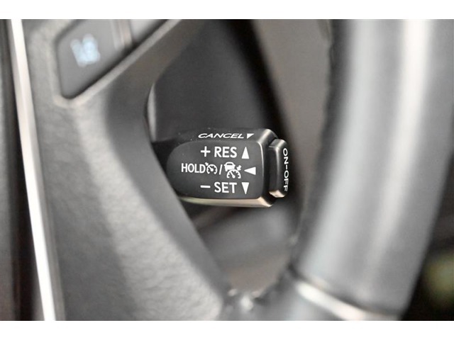 レーダークルーズコントロール(全車速追従機能付)付きです。車速に応じて追従支援してくれるので、ロングドライブも快適です。詳細は販売店スタッフまでおたずねください。
