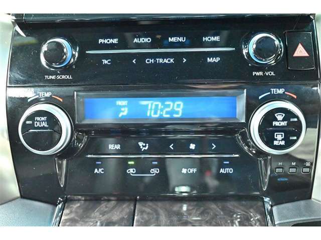 左右独立温度コントロールフルオートエアコンです。運転席、助手席それぞれで独立して温度設定ができます。冷え性の方が乗っても安心ですね♪