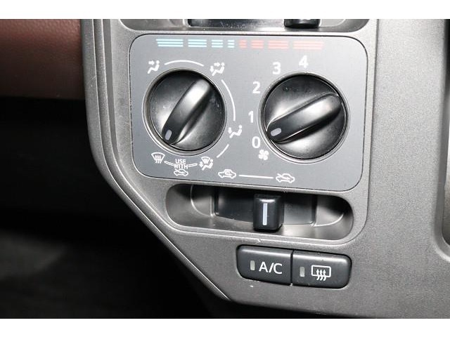使いやすいレイアウトのエアコンスイッチです。　操作もしやすく、車内の温度が快適に保てます。