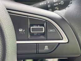 【アダプティブクルーズコントロール】高速道路での長距離走行が楽に！！自動で速度を保つクルーズコントロールが、衝突軽減システムと連携し、前方の車両を感知して車間を保つように速度調節してくれます！！