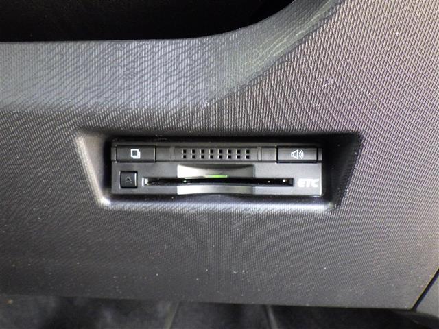 【ETC】有料道路を利用する際に料金所で停止することなく通過できる、ETC車載器（ノンストップ自動料金収受システム機器）が装備されています。セットアップを行うことで利用可能になります。
