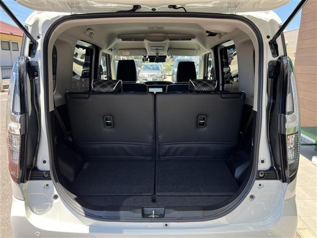 【トランク】積み込みやすくて、たっぷり積める荷室です。シートアレンジできるものは、乗車人数と荷物の量や大きさによってシートを動かすことができるので、より快適なドライブが可能です！