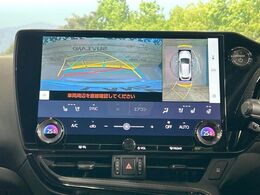 【パノラミックビューモニター】専用のカメラにより、上から見下ろしたような視点で360度クルマの周囲を確認することができます☆死角部分も確認しやすく、狭い場所での切り返しや駐車もスムーズに行えます。