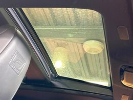 【サンルーフ】開放感たっぷりの希少装備、サンルーフが装着されています！車内に明かりを取り入れたり景色を楽しむ以外にも、車内の空気も簡単に換気できて快適です！