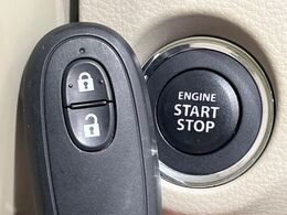 【キーレススタートシステム】カバンやポケットに入れたままでもドアの施錠・解錠が可能なスマートキーを装備。エンジンのオン・オフ時もカギを取り出す必要が無いからとっても便利です♪