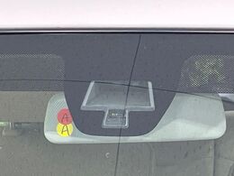 【スズキ　セーフティサポート】走行中に前方の車両等を認識し、衝突しそうな時は警報とブレーキで衝突回避と被害軽減をアシスト。より安全にドライブをお楽しみいただけます。