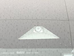 【インテリジェントエマージェンシーブレーキ】フロントカメラで前方の車両や歩行者を検知。衝突しそうな時は衝突被害軽減ブレーキが作動、衝突回避をサポート。より安全にドライブをお楽しみいただけます。