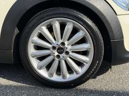 純正17インチアルミホイールが足元を引き締めています！かっこいいですよ♪お問い合わせは、フリーダイヤル【03-6388-2100】携帯、PHS可　音声案内に従い店舗番号【108247】をご入力下さい。