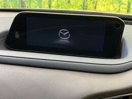 【8.8インチマツダコネクト】車内の雰囲気にマッチした大型ディスプレイ。スマホ接続でのナビ使用やBluetooth再生等、様々な機能が楽しめます。直感的なダイヤル操作が可能で、使い勝手も良好です。