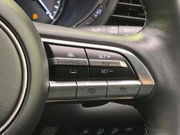 【マツダ・レーダークルーズコントロール】高速道路での長距離走行が楽に！自動で速度を保つクルーズコントロールが、衝突軽減システムと連携し、前方の車両を感知して車間を保つように速度調節してくれます！！