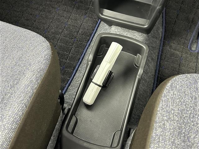 【グローブボックス】車検証ケースや、日頃使う小物類の収納に便利ですね！