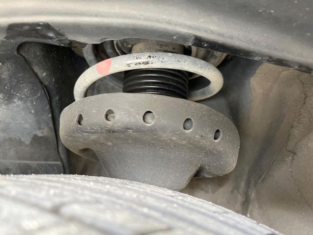 お車を安心してお乗りいただく為には、足回りの定期点検が欠かせません。サービスサポート（有償保証）では無料点検もご提供しており、安心のカーライフをお過ごしいただけるサポート体制が整っています。