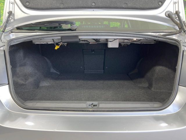 積み下ろしのしやすいデッキにはたっぷりと荷物を積み込んでいただけます。遊びから仕事まで、様々なシーンで頼れます♪