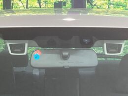【アイサイト】前方の車両等を検知し、衝突しそうな時は警報で注意を促し、ブレーキを踏む力をサポート。ブレーキを踏めなかった場合は衝突被害軽減ブレーキが作動、衝突回避をサポートします。