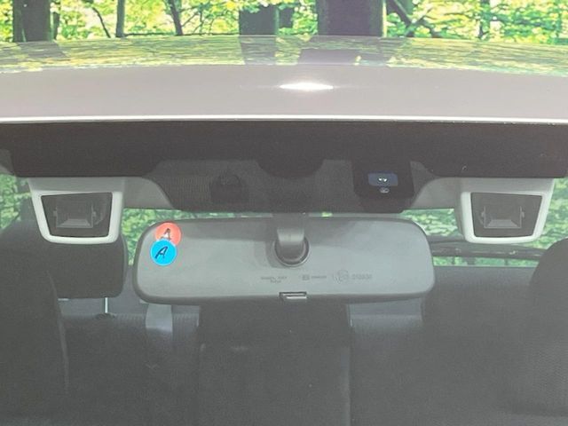 【アイサイト】前方の車両等を検知し、衝突しそうな時は警報で注意を促し、ブレーキを踏む力をサポート。ブレーキを踏めなかった場合は衝突被害軽減ブレーキが作動、衝突回避をサポートします。