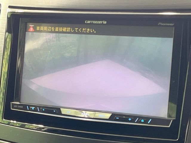 【バックカメラ】駐車時に後方がリアルタイム映像で確認できます。大型商業施設や立体駐車場での駐車時や、夜間のバック時に大活躍！運転スキルに関わらず、今や必須となった装備のひとつです！
