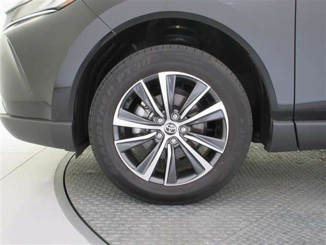 機敏さを引き立てる純正アルミ 225/60 R18 装着！