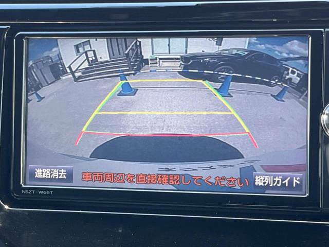 【バックカメラ】駐車時に後方がリアルタイム映像で確認できます。大型商業施設や立体駐車場での駐車時や、夜間のバック時に大活躍！運転スキルに関わらず、今や必須となった装備のひとつです！