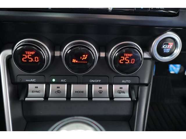 左右独立で温度コントロール出来るフロントオートエアコンです♪0.5度刻みで温度設定ができるので、運転席・助手席どちらも我慢せず快適な温度で過ごせます。