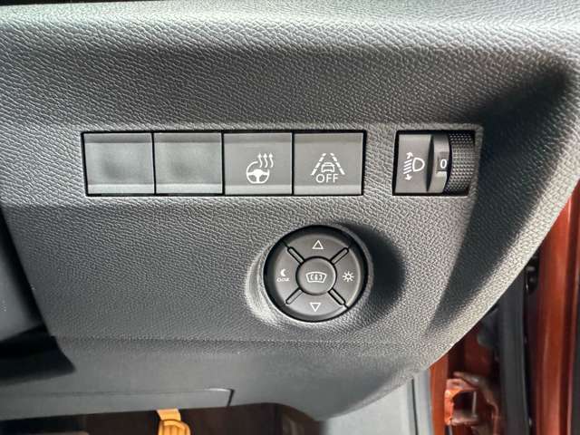 運転席右下には安全装置の切替操作部や、ヘッドアップディスプレイの操作部があります。